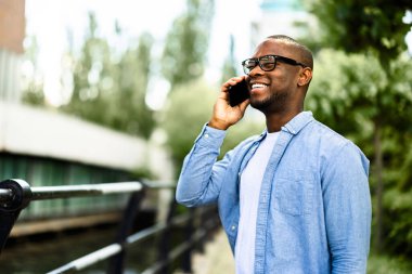 Kentsel şehir ortamında akıllı telefonlarda finansal işlemleri yürüten Afrikalı Amerikalı işadamı, girişimcilik becerileri ve başarılarını gözler önüne seriyor.