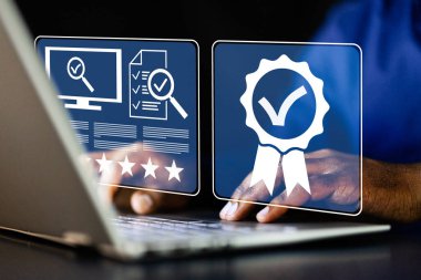 Genç bir Afrikalı Amerikalı İşadamı tarafından Çevrimiçi Sigorta Yönetimi: Yüksek Teknolojik Prosedürlerle Kalite ve Uyum Sağlama.