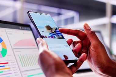 Başarılı Genç Girişimci İş Haberleri Web sitesini yönetirken Smartphone 'undaki Online Randevu Uygulaması ile Aşkı Buluyor