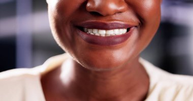 Başarılı bir Afrikalı Amerikalı kadın, bir ofis ortamında satış sırasında bir müşteriye kontak merkezi operatörü olarak yardım ediyor..