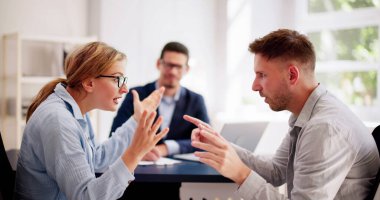 Profesyonel avukatlar, ciddi ilişki sorunları olan İspanyol bir çift arasında gergin bir tartışmaya arabuluculuk ediyorlar..