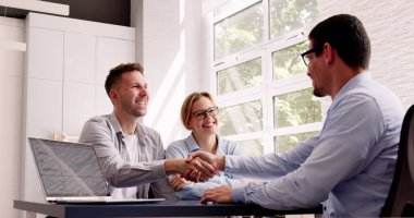 Gülümseyen Müşterilerle Profesyonel Danışman Mühür Anlaşması (124); Sigorta ve Yatırım Seçimleriyle Çifte Mali Danışmanlık Rehberi