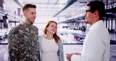 Usta Asker Destek Kliniği: Askeri Sağlık Sorunları Hakkında İspanyol Üniformalı Bir Askerle İletişim Kuran Bir Tıp Doktoru.