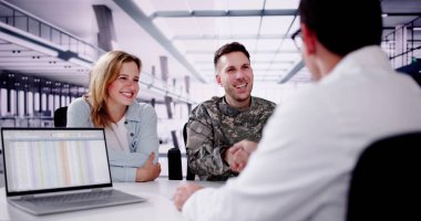 Adanmış Emekli Asker Desteği: Askeri Doktor Destek Kliniğinde İspanyol Üniformalı Askerlere Bakım Sağlıyor