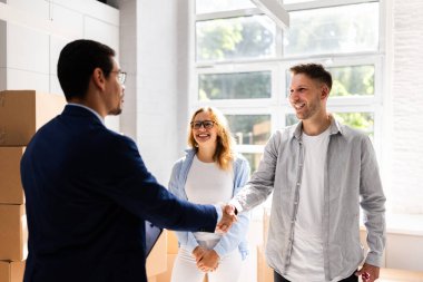 Yeni Ev Alışverişini Ofiste Emlakçıyla Kutlayan Mutlu Çift Mülk Sahipliği Konulu Finansal Anlaşmayı Kapatıyor.