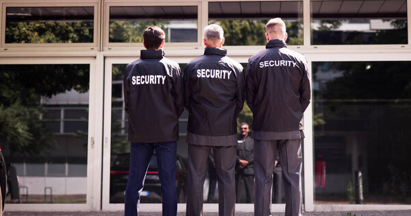 Команда корпоративной безопасности выступает в формировании, мониторинге места проведения мероприятий с профессионализмом, обеспечении безопасности здания и обеспечения безопасности гостей.