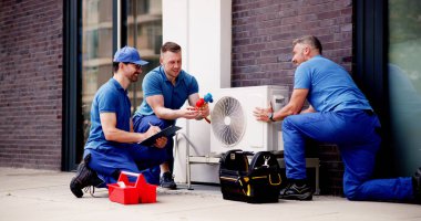 Deneyimli HVAC teknisyeni Ticari Binalar için Kalite Klima Kurulumunu Sağlama, Güvenli ve Verimli Soğutma Sistemleri Sağlama.