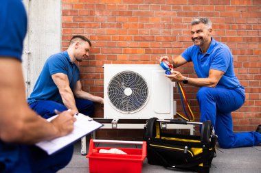 Havalandırma bakım hizmeti veren deneyimli teknisyen, klima taktıran ve iş yerinde elektrikli teçhizatı denetleyen. Yetenekli elektrikçi..