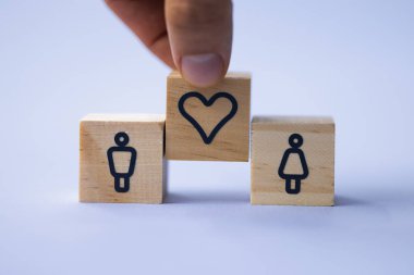 Cinsiyet Dengesi: İş Konseptlerinde Eşitliği Temsil Eden Mavi Arkaplan Üzerinde Erkek ve Kadın Simgeleriyle Ahşap Küp.