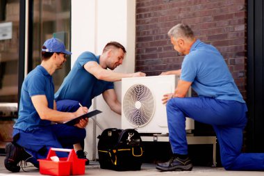 Becerikli HVAC teknisyeni, ticari binalarda etkin havalandırma sağlayarak, bakım ve güvenlik denetimleri yaparak,.