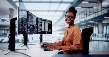 Bilgisayarda Kadın Web Programcısı Kodlaması. Yazılım Geliştirme