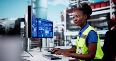 Mühendis Operatörleri Endüstriyel Santralde Scada Sistemi kullanıyor