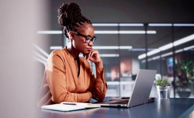 Ofisinde Fikri ya da Planı Olan Düşünceli Meraklı Kadın