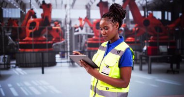 Otomotiv Araba Fabrikasında Tablet kullanan İşçi