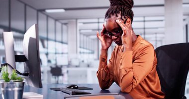 Stresli Afro-Amerikan Çalışan Kadın Bilgisayarda