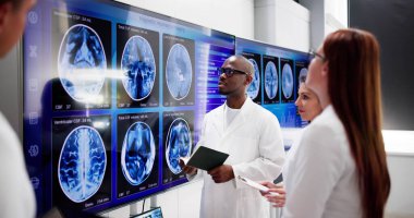Klinikteki doktorlar beyin MR taramasına bakıyor. Nöroloji Teşhisi