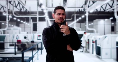 Geceleri Chip fabrikasında fenerle güvenlik görevlisi.