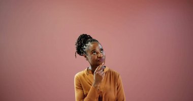 Düşünceli Meraklı Kadın Fikri veya Planı Olan