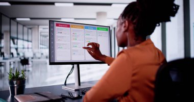 Dizüstü bilgisayardaki Kanban Proje Yönetimi Yazılımı. Dijital Takvim Zamanlaması