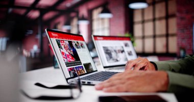 Cep telefonu ve dizüstü bilgisayarda online haber makalesi izliyorum. Elektronik Gazete