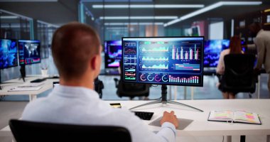 KPI İş Analitik Veri Kontrol Paneli. Analizci Bilgisayar Kullanıyor