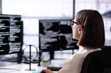 Yazılım Mühendisi Geliştirici Masaüstü Bilgisayarı Kullanıyor. Bilgisayarda Kodlama