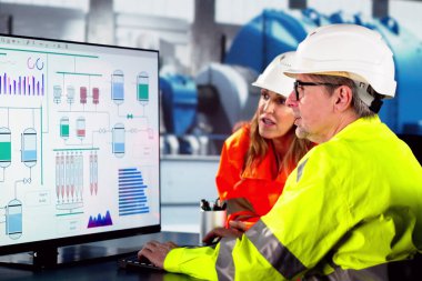 Enerji Santrali Elektrik Üretiminde Çalışan Adam