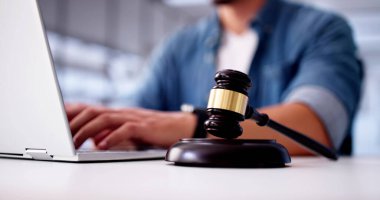 Hukuk Mahkemesi Teknolojisi. Hukuk Deneme Teknisyeni ve Laptop