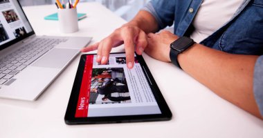 Ekranda Haberleri İzlemek. Laptop 'ta Gazete Sitesi Okunuyor
