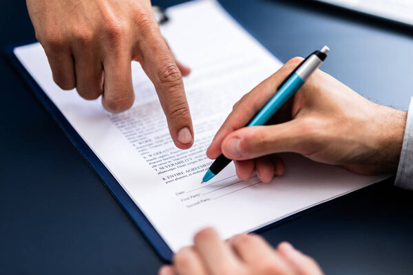 Señalando Dedo Delante Una Persona Firmando Documento — Foto de Stock