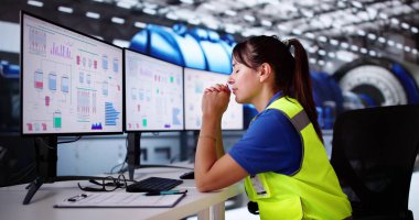 Dua eden kadın. Tanrı Güç Santralinde Dua Ediyor