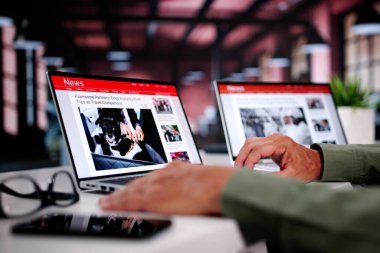 Cep telefonu ve dizüstü bilgisayarda online haber makalesi izliyorum. Elektronik Gazete