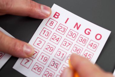 Birinin elini işaretleme kalemiyle Piyango Bilet numarası