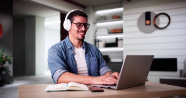 Erkek Öğrenci Evde Bilgisayar Araştırması Yapıyor