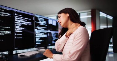 Sırtı Kötü Duruştan Ağrıyan Programcı Kız