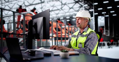 Otomatik Otomatik Otomatik Kurulum Hattı 'nda Bilgisayar kullanan Mühendis