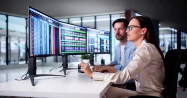 Masaüstü Bilgisayarı Kullanılarak Çalışan Analizci Hesap Tablosu Çalışıyor