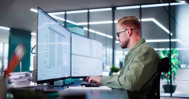 Bilgisayar üzerindeki Web Geliştirici Kodlaması Kodu Geliştirecek