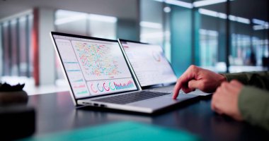 Erkek Veri Analisti, Sanal KPI Kontrol Panelinde Gelişmekte Olan Mali İşler Konseptinde Piyasa Eğilimleri Öngörüyor.