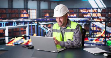 Lojistik Depo İş Konferansı Toplantısı Laptop 'ta