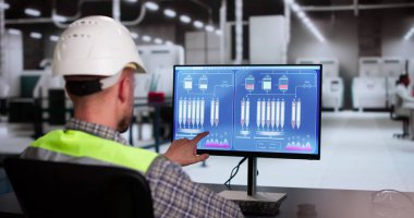 Operatör ve mühendis kontrol kullanarak SCADA sistemini izler