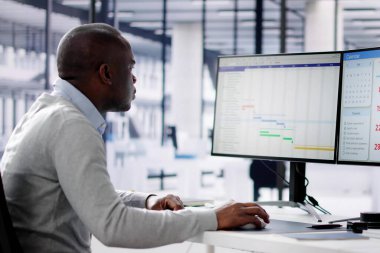 Çoklu Ekrandaki Gündem Planı 'na Bakıyoruz. Planlayıcı Kontrol ediliyor