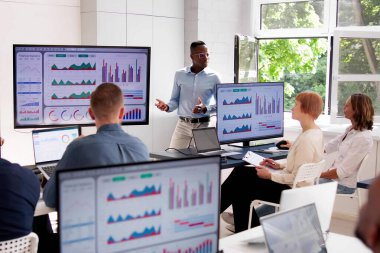 KPI Kontrol Paneli Sınıfta Grafik Sunumu. İş Eğitimi
