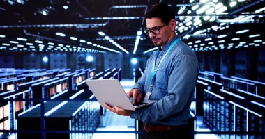 Veri Merkezi 'ndeki sunucu odası. Yapay Zeka Teknolojisini Yapılandıran Bulut Bilgisayar Mühendisi