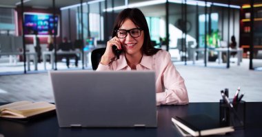 Ofiste Sanal Melez Toplantısı. Business Woman Video Konferansı