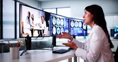 Doktor In Online Video Konferansı. Bilgisayarda Tıbbi Giysi