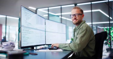 Bilgisayar Programcısı Ofisteki Bilgisayar Kodu Yazıyor