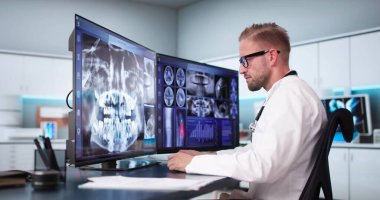 Diş hekimi Xray 'e bakıyor Bilgisayar Yazılımı kullanıyor