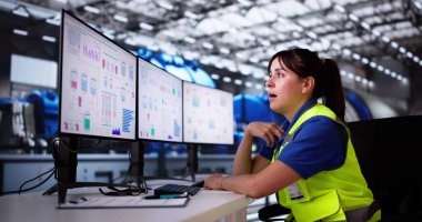 Sıcak hava. İş yerinde terleyen bir kadın. Kötü Çalışma Koşulları