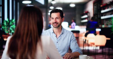 Kahkahalarla kahkahalar atan ve konuşan bir kadın.